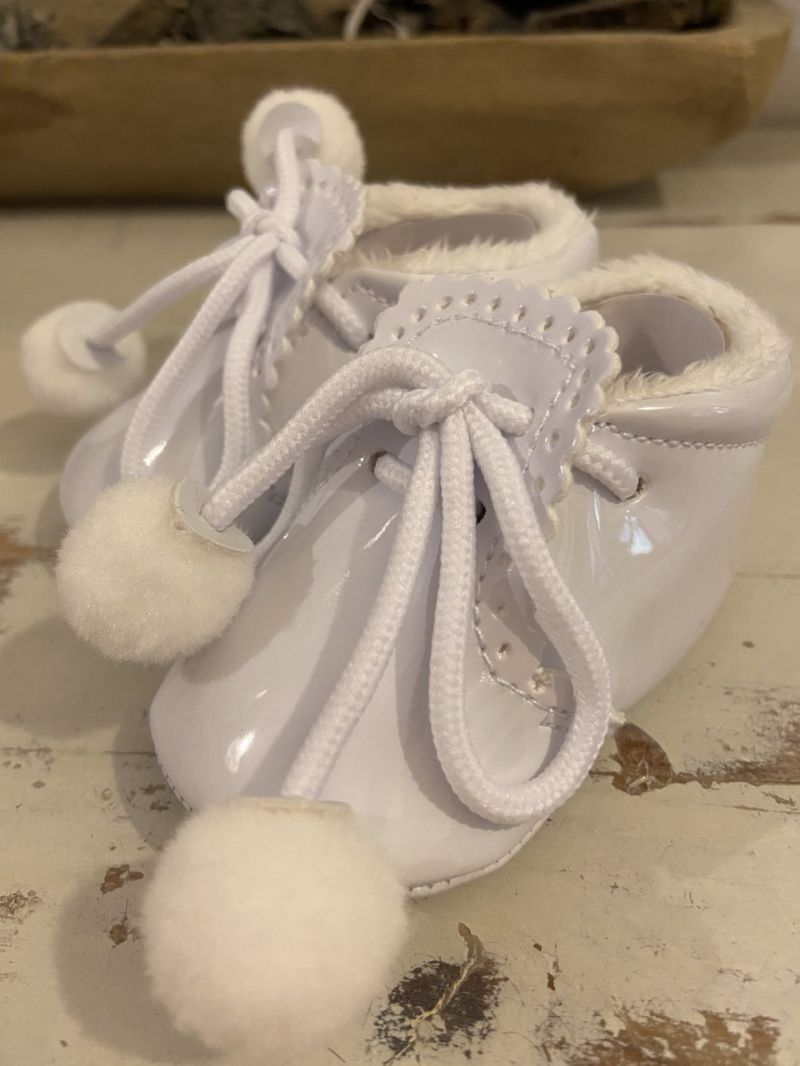 Blind marionet letvægt White Patent Baby Pom Pom Shoes, Baby Christening Shoes.